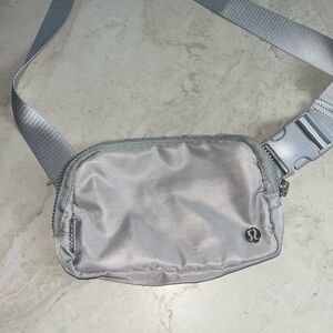 Lululemon Everywhere Belt Bag 1L
Silver Drop Gray